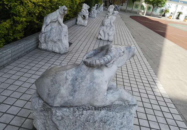 老河市李樓小學(xué)生肖石雕
